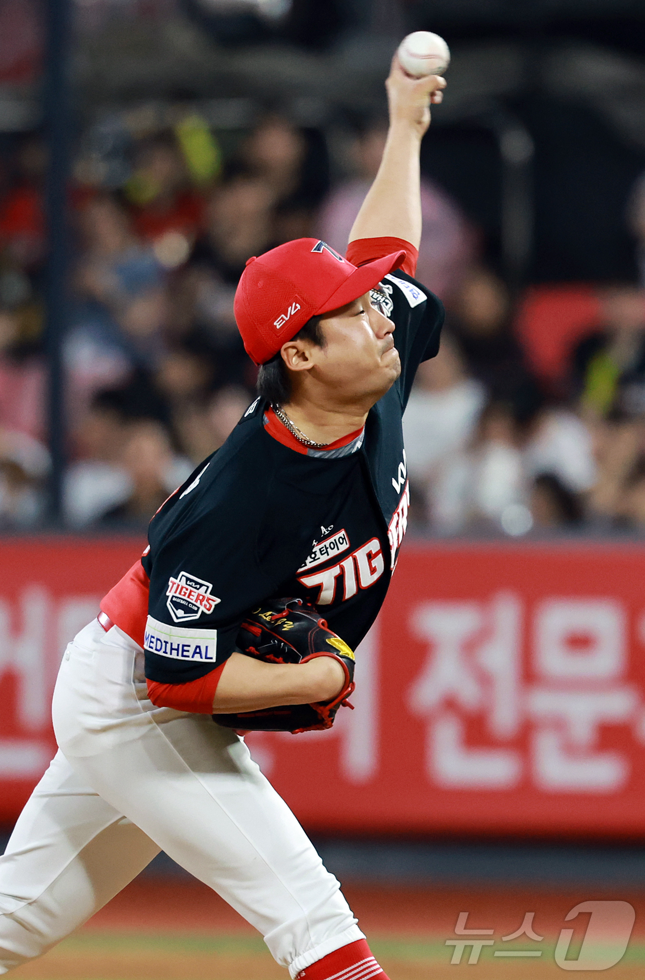 (수원=뉴스1) 김진환 기자 = 21일 오후 경기 수원 KT위즈파크에서 열린 '2025 신한 SOL뱅크 KBO 리그’ KIA 타이거즈와 kt 위즈의 경기, KIA 이준영이 6회말 …