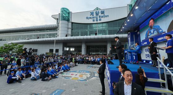 지역구 계양 찾아 유세하는 이재명