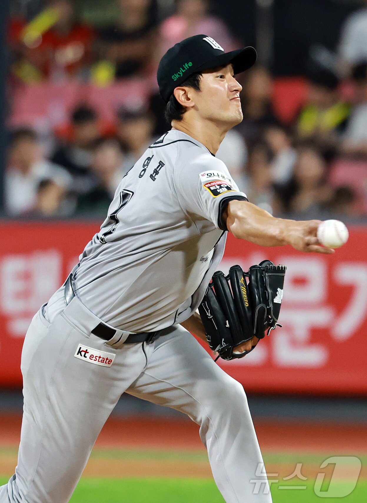 본문 이미지 - 21일 오후 경기 수원 KT위즈파크에서 열린 &#39;2025 신한 SOL뱅크 KBO 리그’ KIA 타이거즈와 kt 위즈의 경기, kt 선발 고영표가 7회초 등판해 힘차게 공을 던지고 있다. 2025.5.21/뉴스1 ⓒ News1 김진환 기자