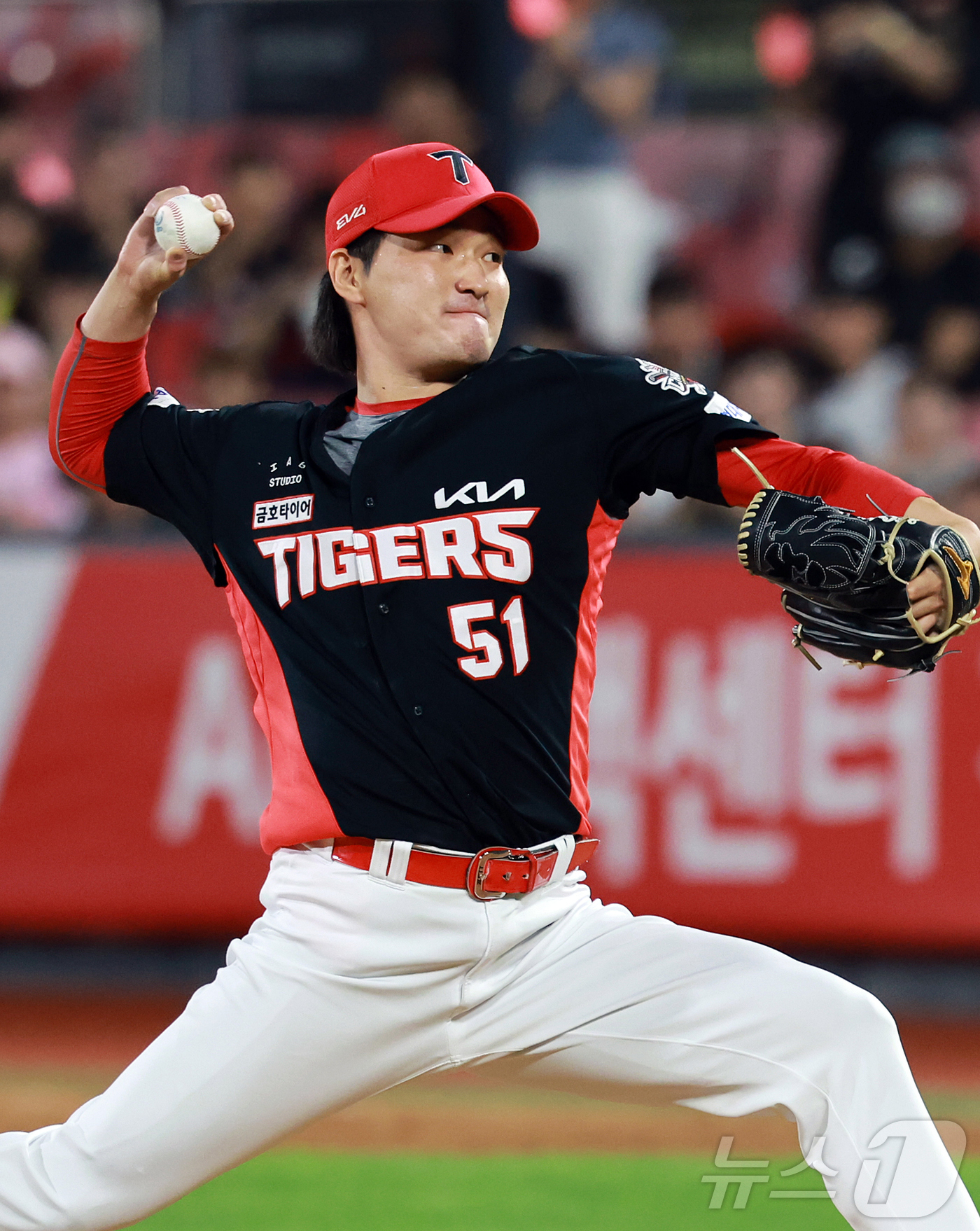 (수원=뉴스1) 김진환 기자 = 21일 오후 경기 수원 KT위즈파크에서 열린 '2025 신한 SOL뱅크 KBO 리그’ KIA 타이거즈와 kt 위즈의 경기, KIA 전상현이 7회말 …