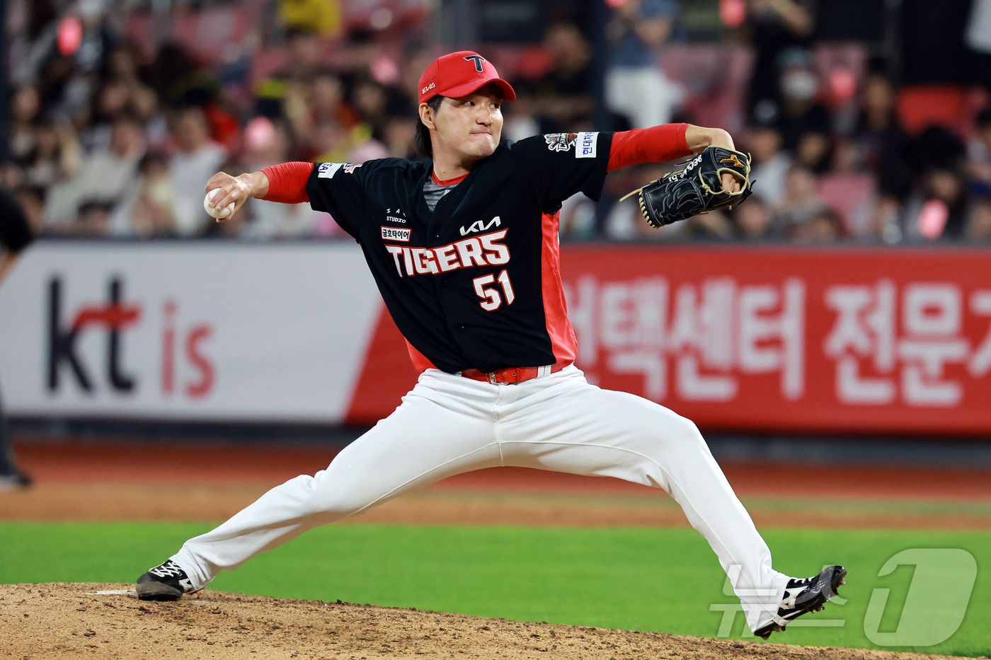 (수원=뉴스1) 김진환 기자 = 21일 오후 경기 수원 KT위즈파크에서 열린 '2025 신한 SOL뱅크 KBO 리그’ KIA 타이거즈와 kt 위즈의 경기, KIA 전상현이 7회말 …