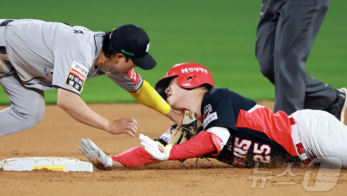 (수원=뉴스1) 김진환 기자 = 21일 오후 경기 수원 KT위즈파크에서 열린 '2025 신한 SOL뱅크 KBO 리그’ KIA 타이거즈와 kt 위즈의 경기, KIA 이우성이 9회초 …