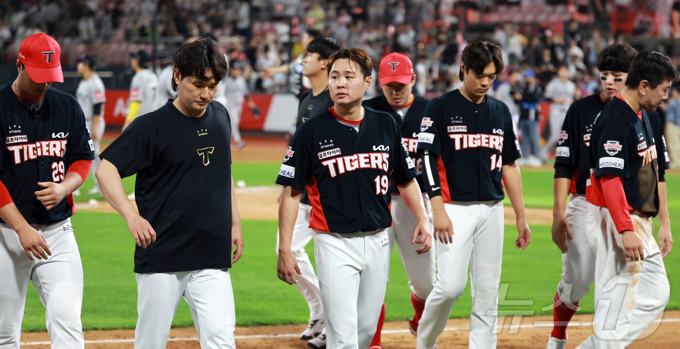본문 이미지 - 고개 숙인 KIA 타이거즈 선수단. 2025.5.21/뉴스1 ⓒ News1 김진환 기자