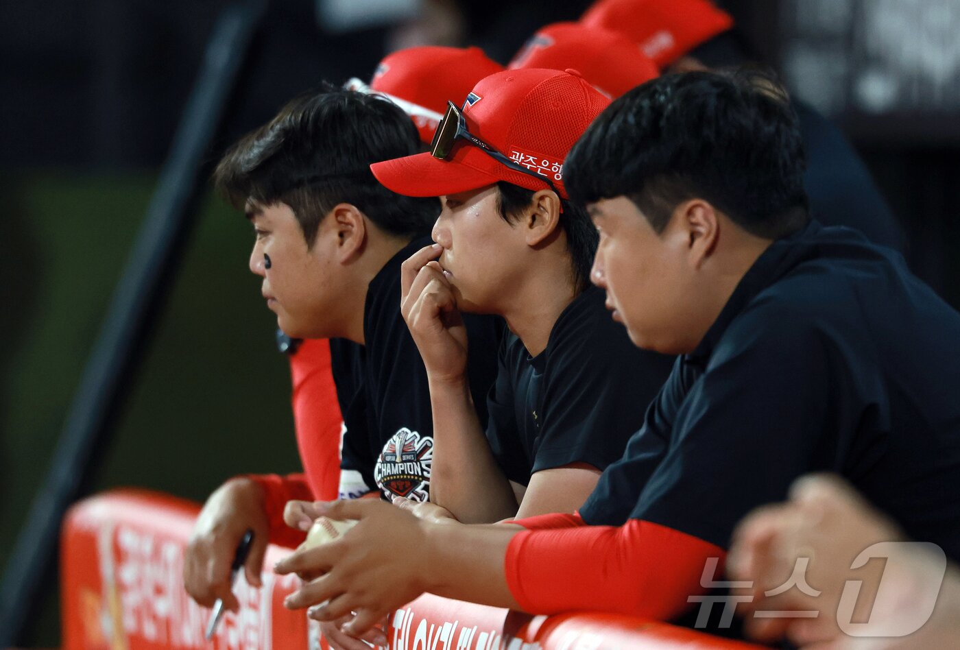 본문 이미지 - 21일 오후 경기 수원 KT위즈파크에서 열린 &#39;2025 신한 SOL뱅크 KBO 리그’ KIA 타이거즈와 kt 위즈의 경기, KIA 더그아웃 선수들이 9회초 굳은 표정을 지으며 경기를 지켜보고 있다. 2025.5.21/뉴스1 ⓒ News1 김진환 기자