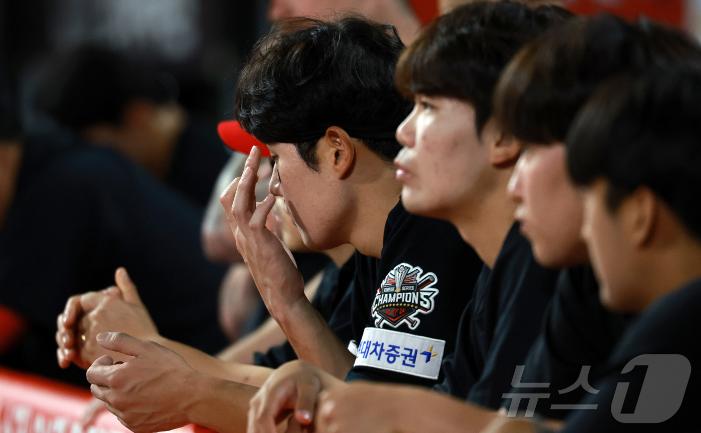 (수원=뉴스1) 김진환 기자 = 21일 오후 경기 수원 KT위즈파크에서 열린 '2025 신한 SOL뱅크 KBO 리그’ KIA 타이거즈와 kt 위즈의 경기, KIA 더그아웃 선수들이 …