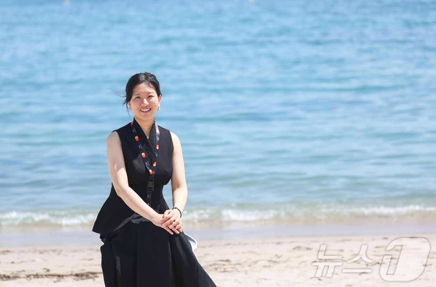 (파리=뉴스1) 이준성 기자 = 제78회 칸 국제영화제가 열리고 있는 프랑스 남부 소도시 칸(Cannes) 크루아제트 해변에서 ‘라 시네프’ 섹션에 초청받은 단편영화 ‘첫여름’의 …