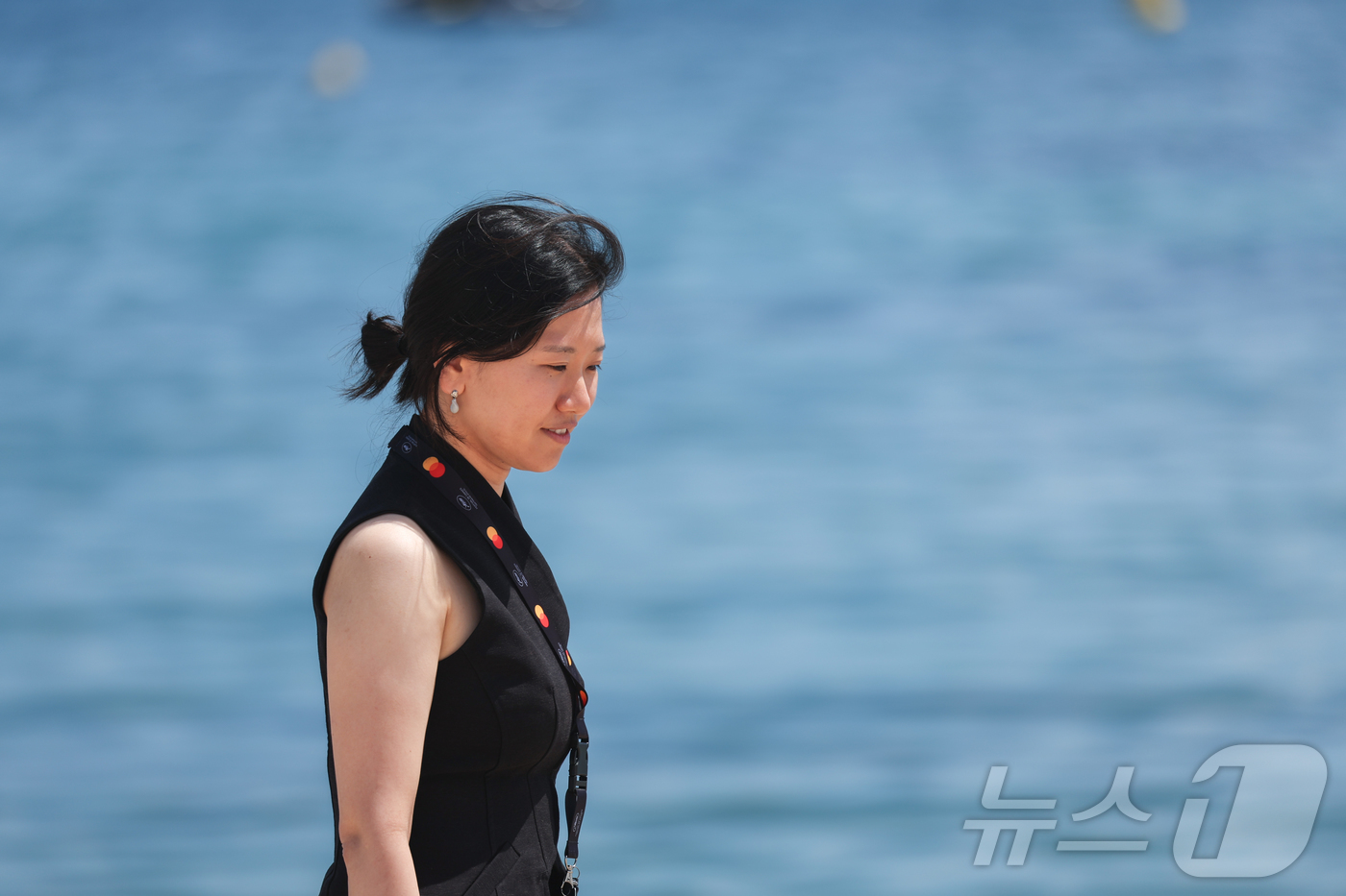 (파리=뉴스1) 이준성 기자 = 제78회 칸 국제영화제가 열리고 있는 프랑스 남부 소도시 칸(Cannes) 크루아제트 해변에서 ‘라 시네프’ 섹션에 초청받은 단편영화 ‘첫여름’의 …