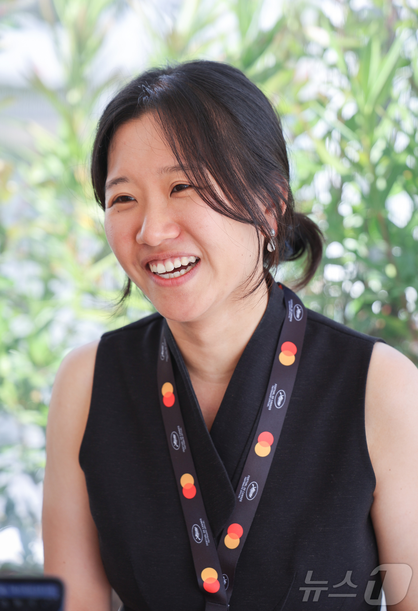 (파리=뉴스1) 이준성 기자 = 제78회 칸 국제영화제가 열리고 있는 프랑스 남부 소도시 칸(Cannes) 크루아제트 해변에서 ‘라 시네프’ 섹션에 초청받은 단편영화 ‘첫여름’의 …