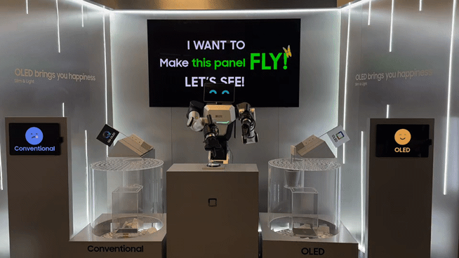 본문 이미지 - 삼성디스플레이는 프라이빗 전시관 입구에 배치한 휴머노이드 로봇으로 OLED가 LCD보다 가볍다는 점을 직관적으로 알려주는 퍼포먼스를 펼쳐 눈길을 끌었다.