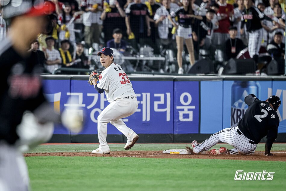 본문 이미지 - 롯데 자이언츠는 21일 부산 사직구장에서 열린 2025 KBO리그 홈 경기에서 LG 트윈스와 7-7로 비겼다. &#40;롯데 자이언츠 제공&#41;