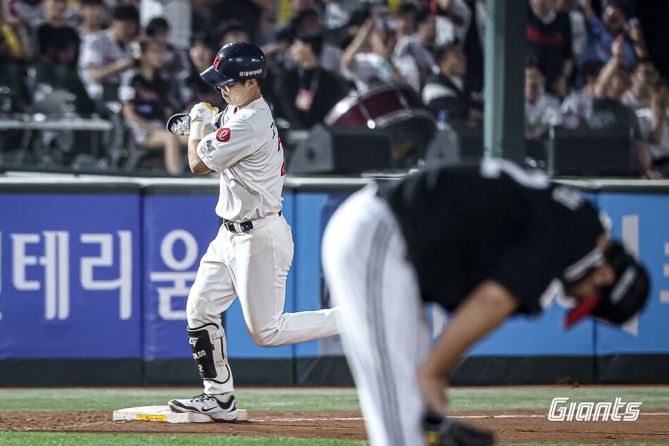 본문 이미지 - 롯데 자이언츠 고승민&#40;왼쪽&#41;이 21일 부산 사직구장에서 열린 LG 트윈스와의 2025 KBO리그 홈 경기에서 8회말 동점 투런포를 터뜨린 후 기뻐하고 있다. &#40;롯데 자이언츠 제공&#41;