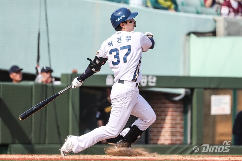 본문 이미지 - NC 다이노스 박건우는 21일 울산 문수야구장에서 열린 한화 이글스와의 2025 KBO리그 홈 경기에서 3타수 2안타 2타점으로 활약해 팀의 5-2 승리를 이끌었다. &#40;NC 다이노스 제공&#41;