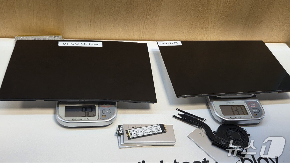 본문 이미지 - 컴퓨텍스 2025 삼성디스플레이 전시관 UT One 테마에서 기존 OLED 제품과 UT One 제품 무게를 비교한 모습. 2025.5.21/뉴스1 ⓒ News1 김민석 기자