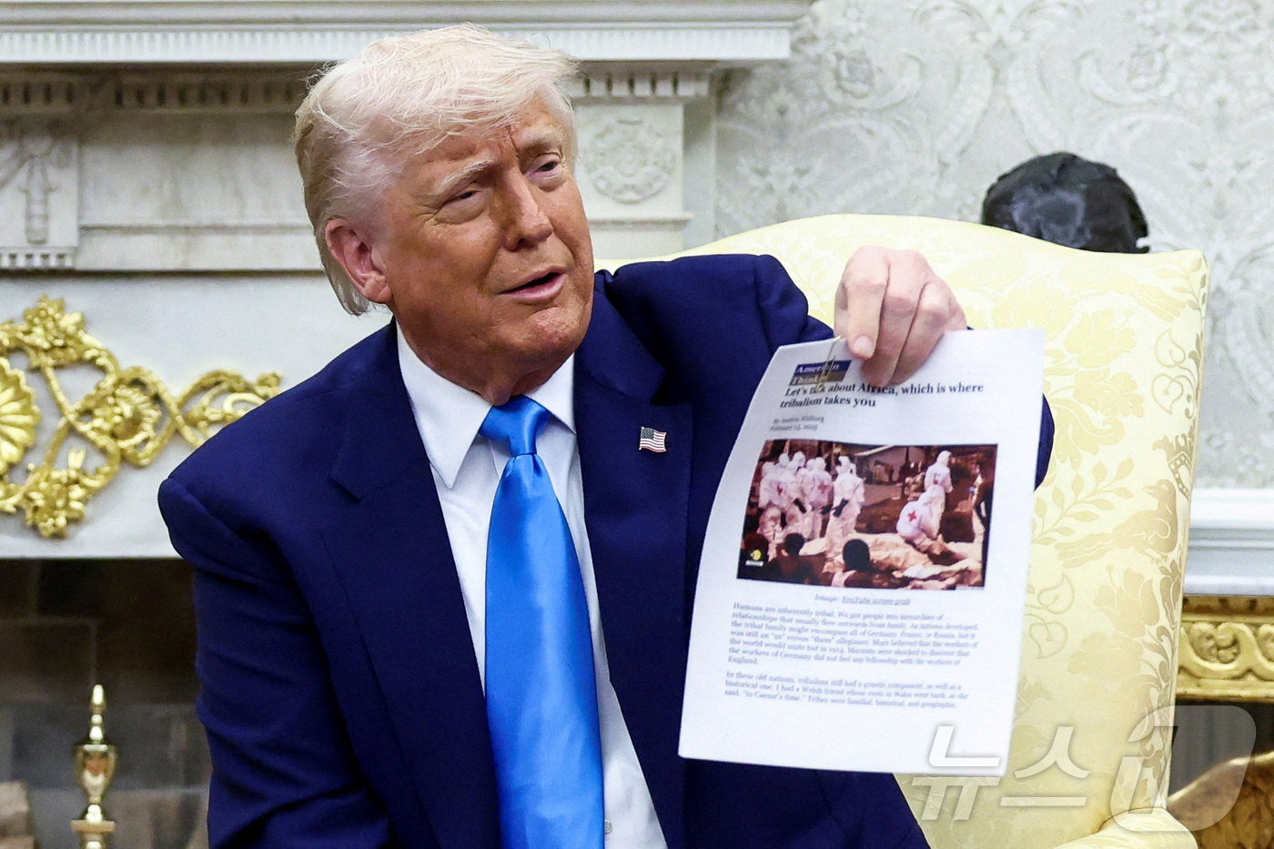 (워싱턴DC 로이터=뉴스1) 류정민 특파원 = 도널드 트럼프 미국 대통령이 21일(현지시간) 미국 워싱턴DC 백악관 집무실에서 사망한 남아프리카공화국 백인에 관한 기사 출력물을 들 …