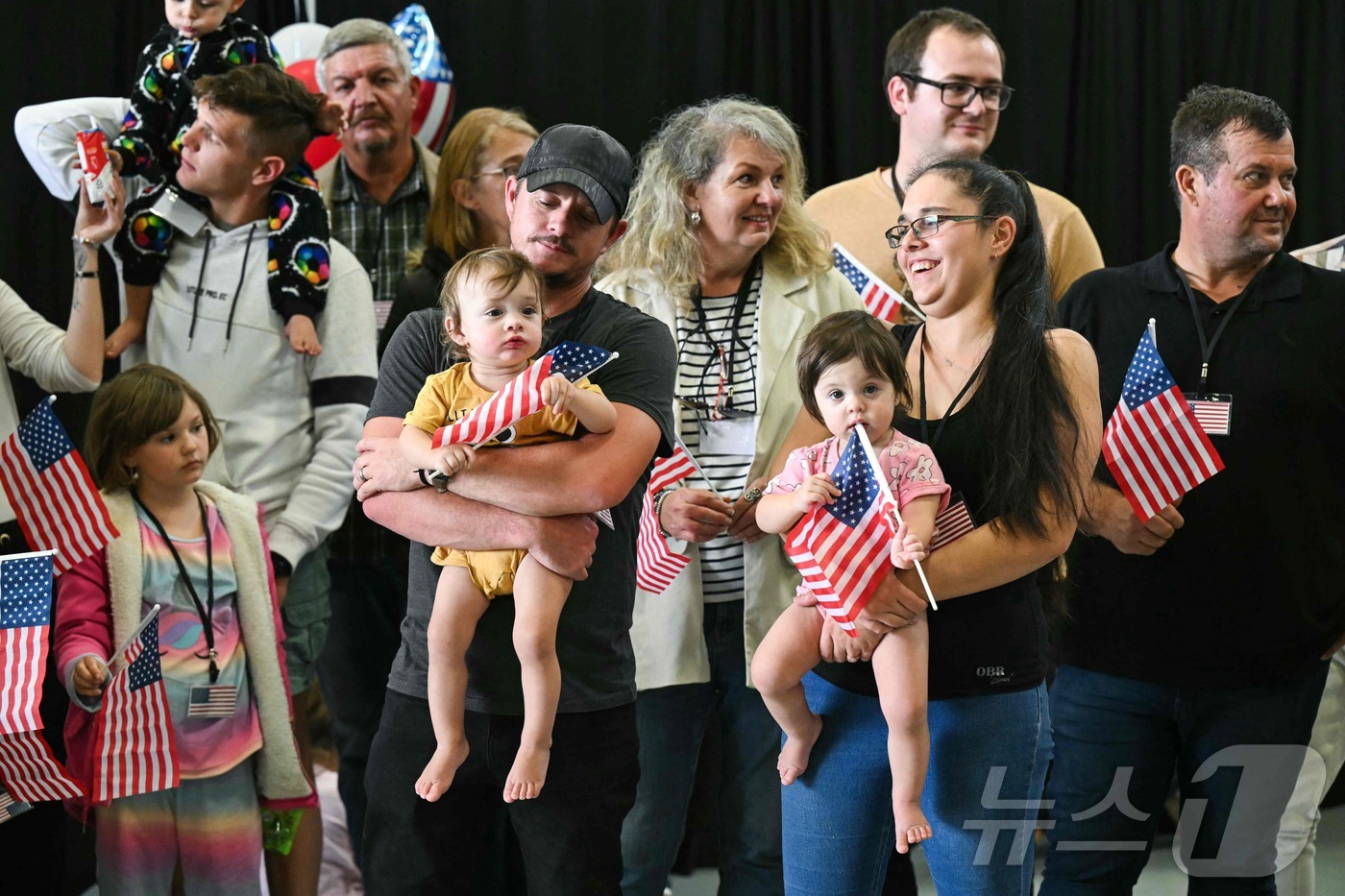 (워싱턴DC AFP=뉴스1) 류정민 특파원 = 지난 12일(현지시간) 미국 워싱턴DC 인근  덜레스 국제공항에 도착한 남아프리카 공화국 백인 난민 신청자들이 미국 정부 관계자의 환 …