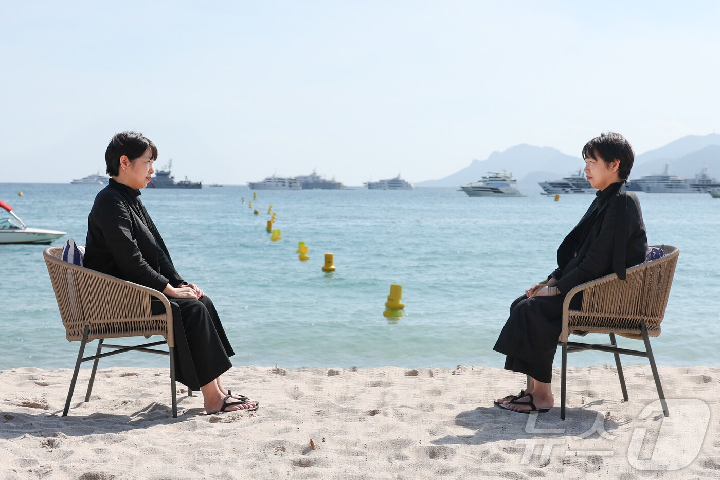 본문 이미지 - 제78회 칸 국제영화제가 열리고 있는 프랑스 남부 소도시 칸&#40;Cannes&#41; 크루아제트 해변의 한 카페에서 비공식 부문인 비평가주간 단편 경쟁 부문에 초청된 애니메이션 ‘안경’의 정유미 감독이 뉴스1과 인터뷰를 하고 있다. &#40;다중노출 촬영&#41; 2025.5.22/뉴스1 ⓒ News1 이준성 기자