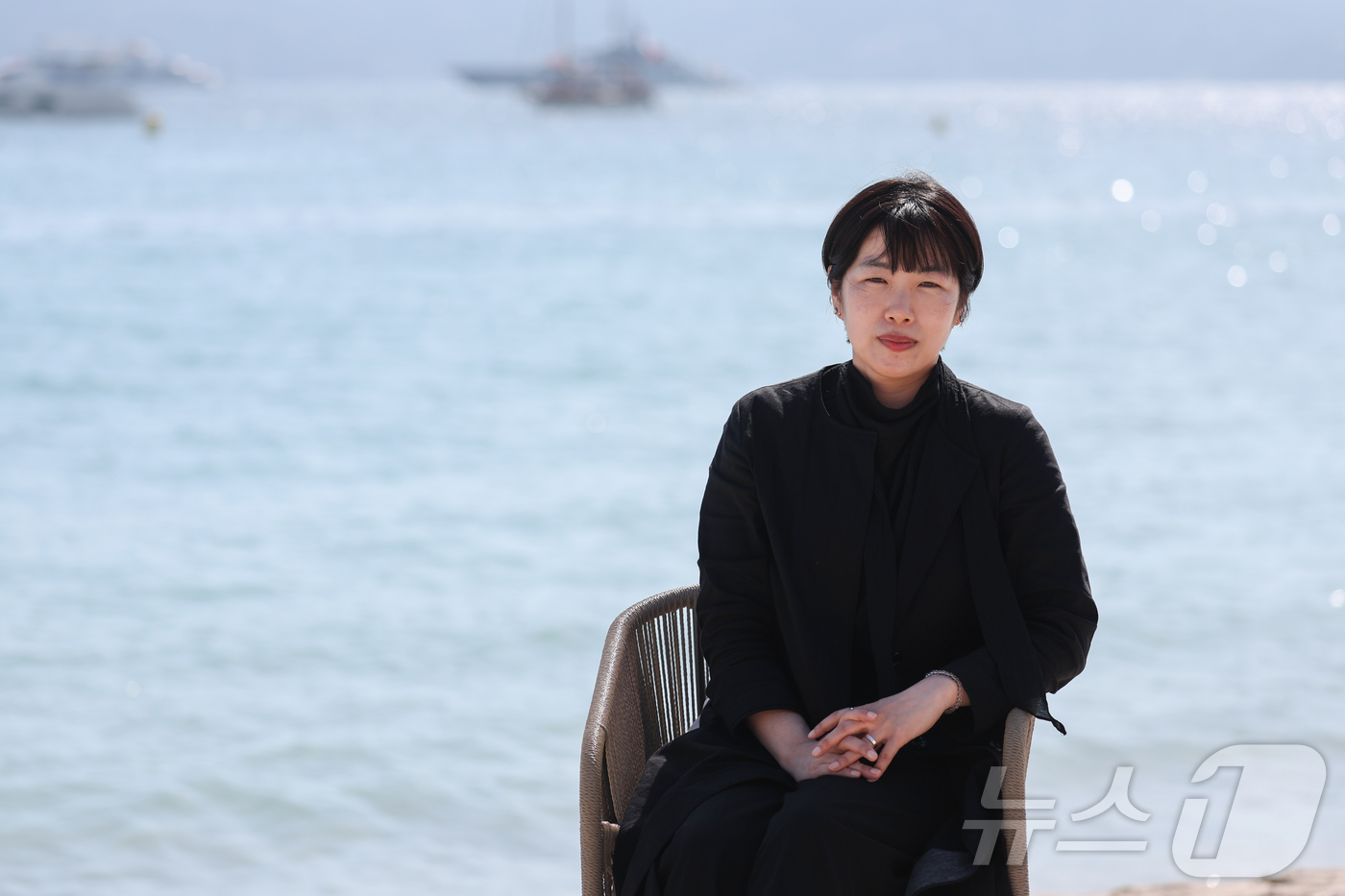 (파리=뉴스1) 이준성 기자 = 제78회 칸 국제영화제가 열리고 있는 프랑스 남부 소도시 칸(Cannes) 크루아제트 해변의 한 카페에서 비공식 부문인 비평가주간 단편 경쟁 부문에 …