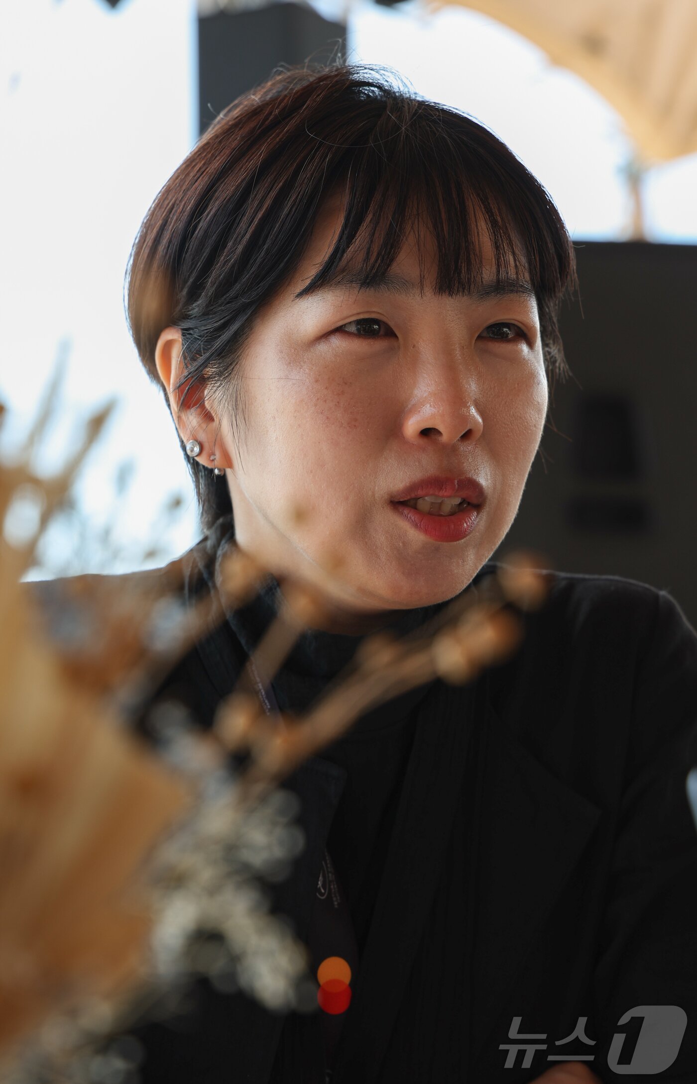 본문 이미지 - 제78회 칸 국제영화제가 열리고 있는 프랑스 남부 소도시 칸&#40;Cannes&#41; 크루아제트 해변의 한 카페에서 비공식 부문인 비평가주간 단편 경쟁 부문에 초청된 애니메이션 ‘안경’의 정유미 감독이 뉴스1과 인터뷰를 하고 있다. 2025.5.22/뉴스1 ⓒ News1 이준성 기자