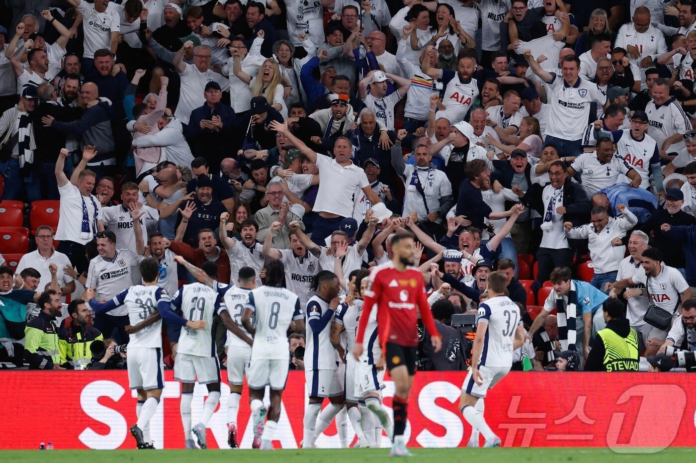 본문 이미지 - 토트넘 홋스퍼가 2024-25 유럽축구연맹(UEFA) 유로파리그 우승을 차지했다.  ⓒ AFP=뉴스1