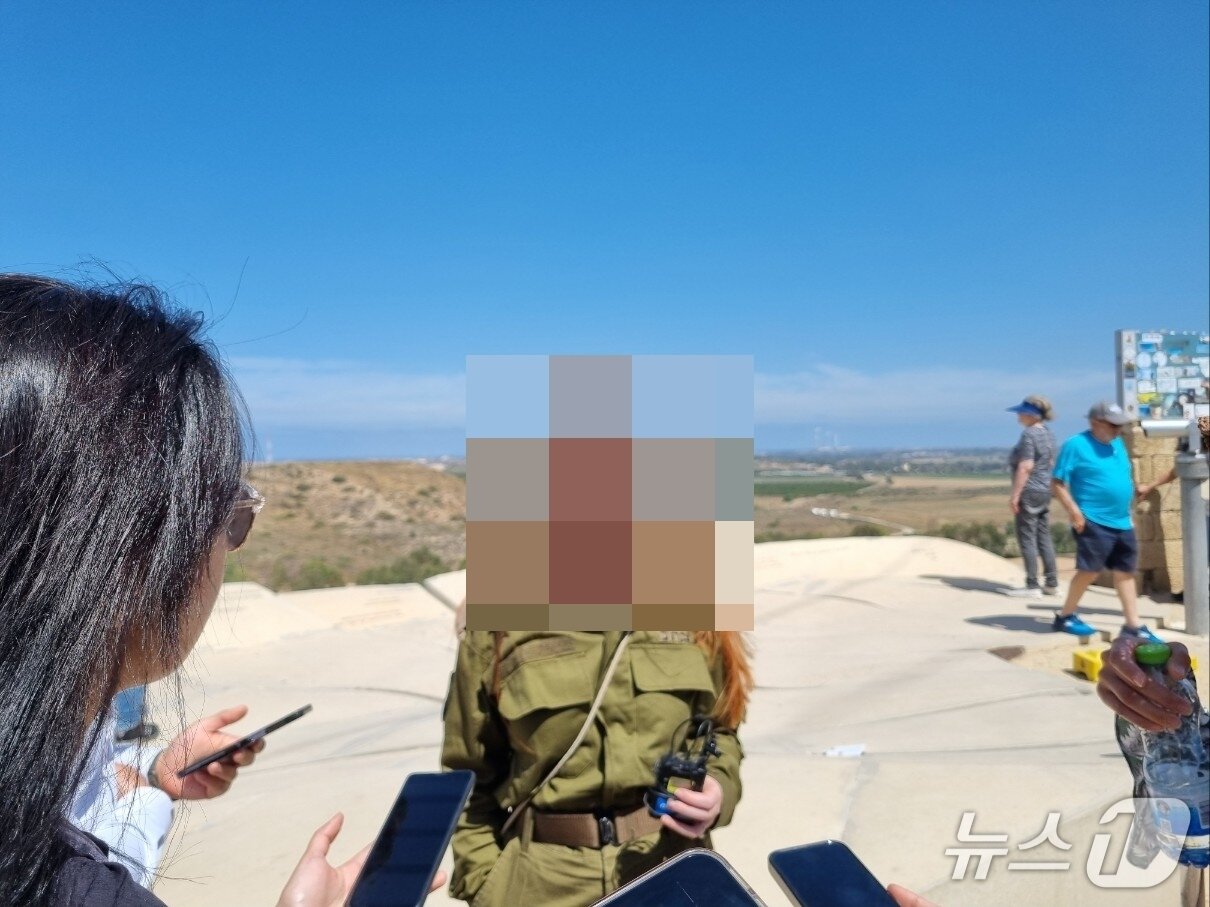 본문 이미지 - 이스라엘방위군&#40;IDF&#41; 관계자가 기바트 코비 전망대에서 20일&#40;현지시간&#41; 한국 취재진의 질문에 답하고 있다. ⓒ News1 &#40;스데로트=뉴스1&#41; 김예슬 기자