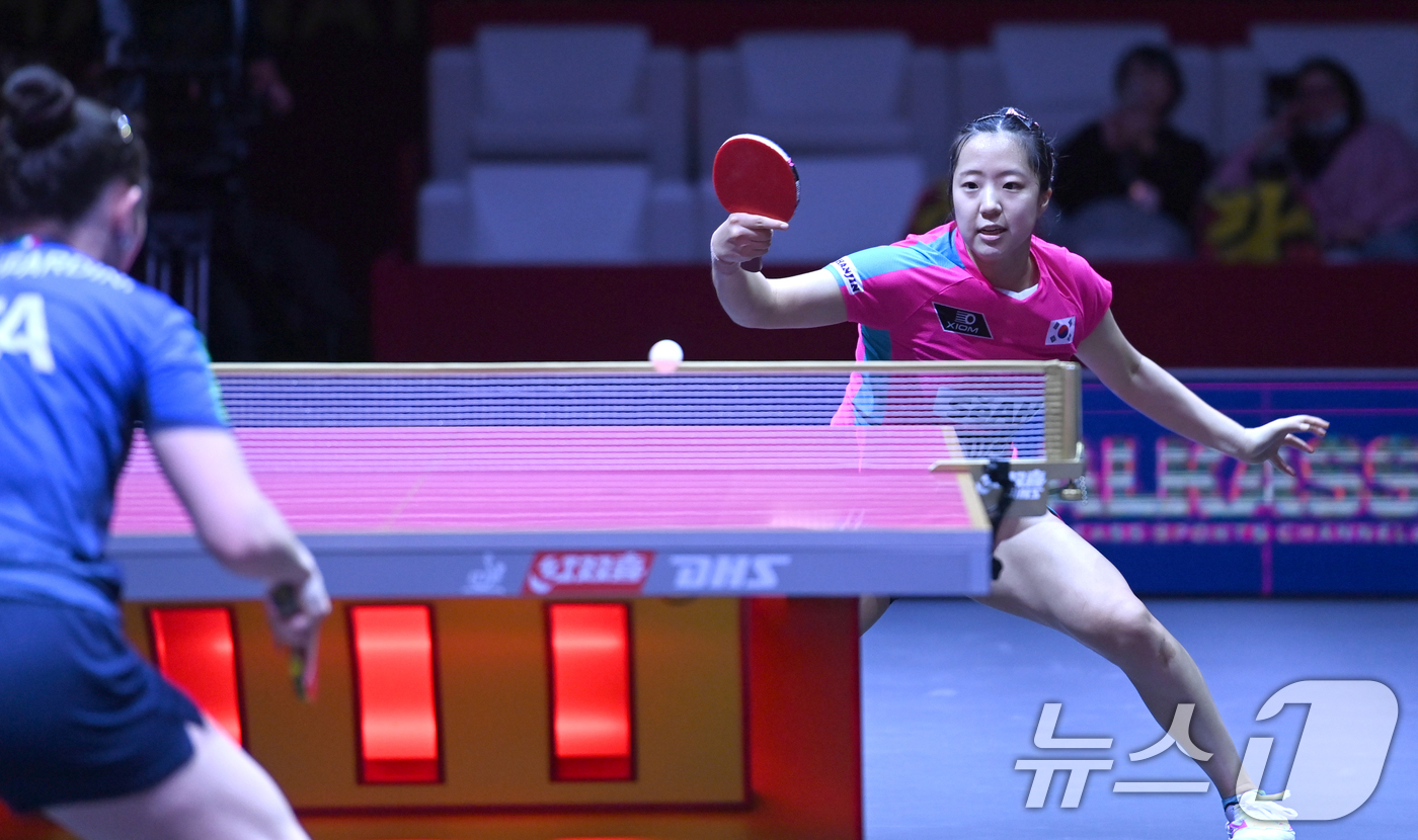 (서울=뉴스1) = 신유빈이 21일 카타르 도하 루사일 아레나에서 열린 2025 국제탁구연맹(ITTF) 세계선수권대회 여자단식 32강 이탈리아 가이아 몬파르디니와 경기를 펼치고 있 …