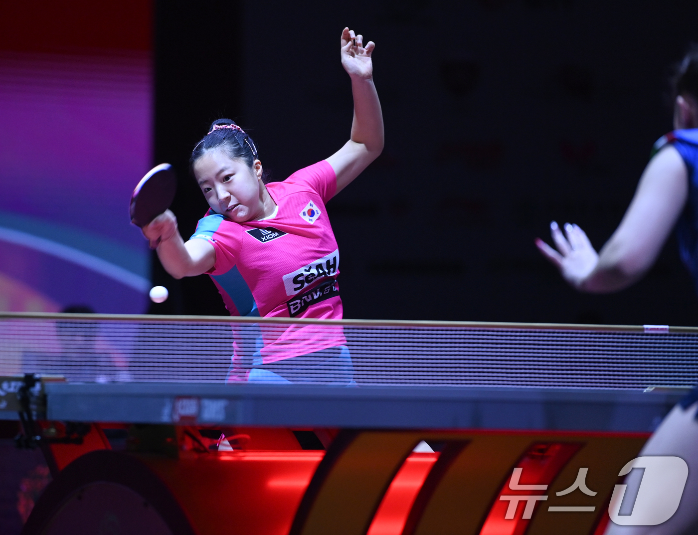 (서울=뉴스1) = 신유빈이 21일 카타르 도하 루사일 아레나에서 열린 2025 국제탁구연맹(ITTF) 세계선수권대회 여자단식 32강 이탈리아 가이아 몬파르디니와 경기를 펼치고 있 …