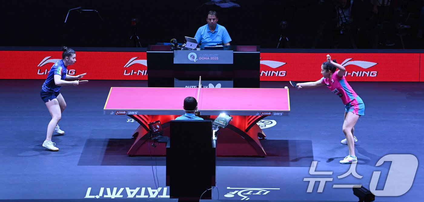 본문 이미지 - 신유빈이 21일 카타르 도하 루사일 아레나에서 열린 2025 국제탁구연맹&#40;ITTF&#41; 세계선수권대회 여자단식 32강 이탈리아 가이아 몬파르디니와 경기를 펼치고 있다. 2025.5.22/뉴스1