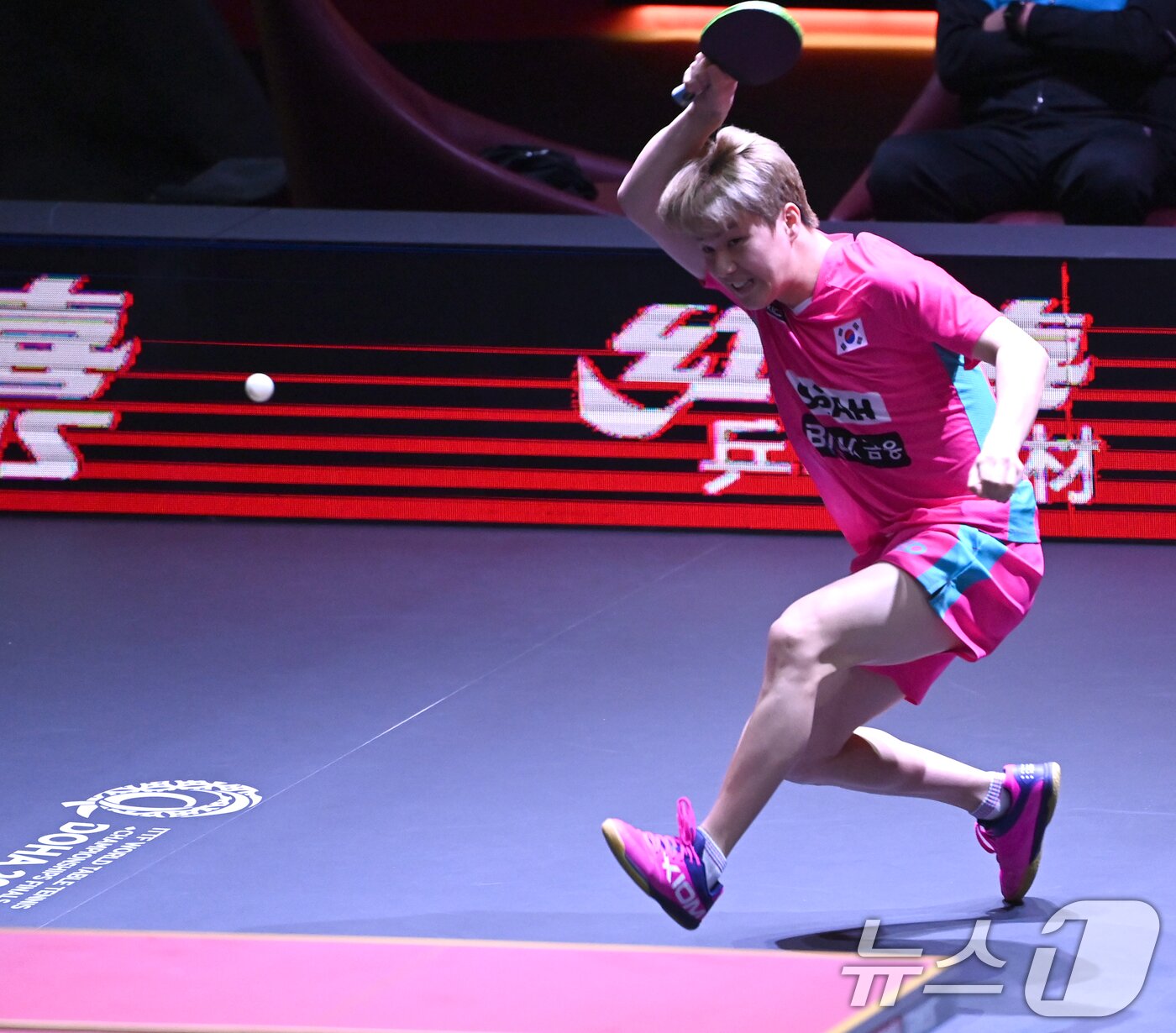 본문 이미지 - 안재현이 21일(현지시간) 카타르 도하 루사일 아레나에서 열린 2025 국제탁구연맹(ITTF) 세계선수권대회 남자단식 32강 대만 린옌췬과 경기를 펼치고 있다. 2025.5.22/뉴스1