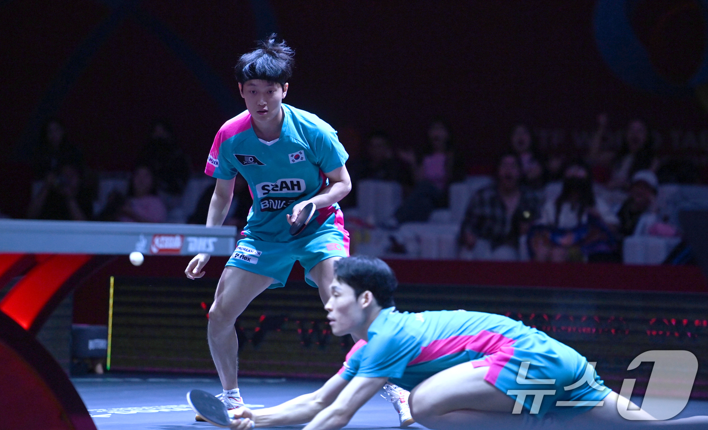 (서울=뉴스1) = 장우진, 조대성이 21일(현지시간) 카타르 도하 루사일 아레나에서 열린 2025 국제탁구연맹(ITTF) 세계선수권대회 남자복식 16강 중국 린가오위안 · 린스둥 …