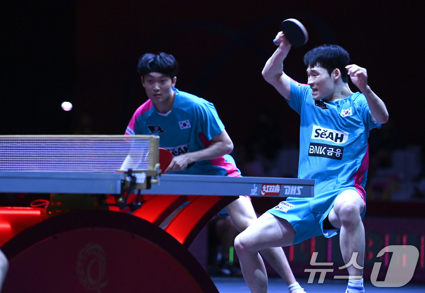(서울=뉴스1) = 장우진(오른쪽), 조대성이 21일(현지시간) 카타르 도하 루사일 아레나에서 열린 2025 국제탁구연맹(ITTF) 세계선수권대회 남자복식 16강 중국 린가오위안 …