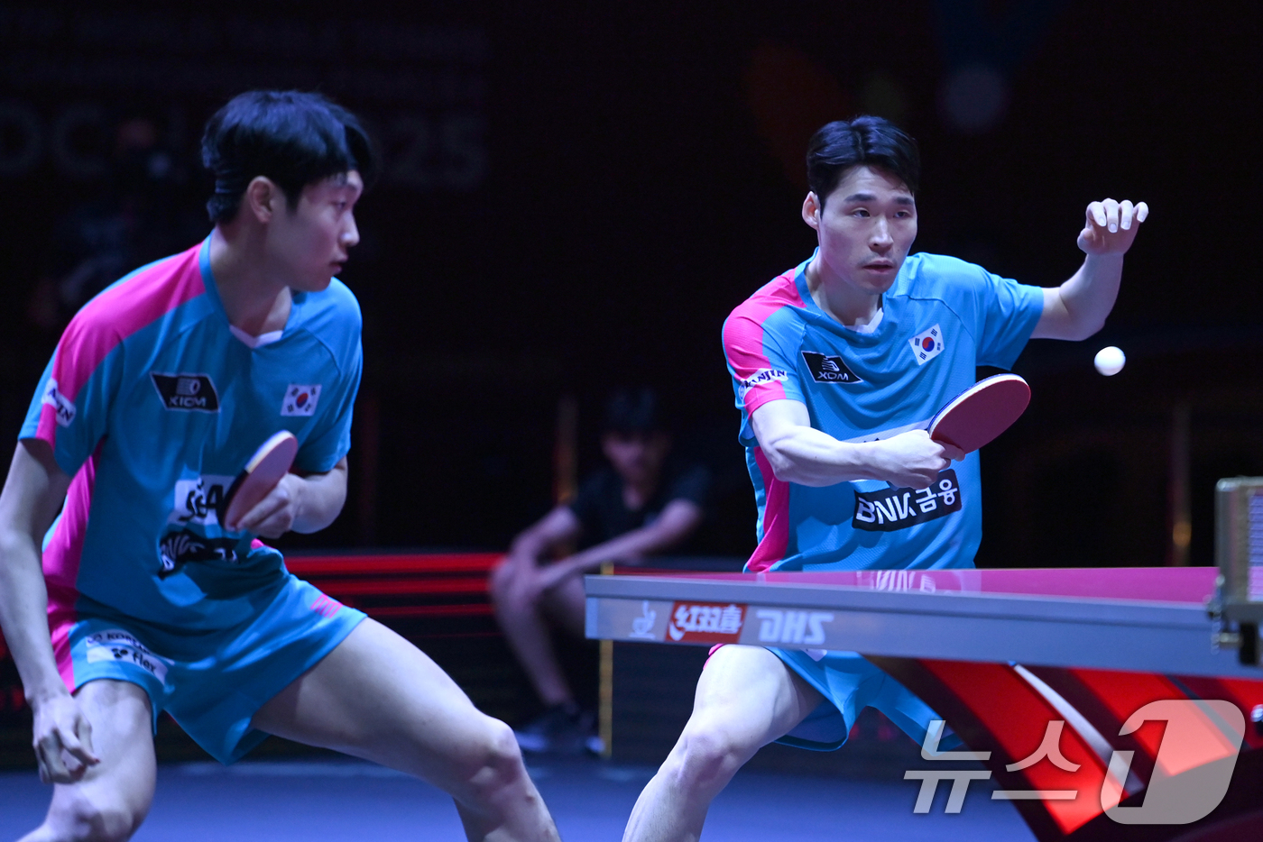 (서울=뉴스1) = 장우진(오른쪽), 조대성이 21일(현지시간) 카타르 도하 루사일 아레나에서 열린 2025 국제탁구연맹(ITTF) 세계선수권대회 남자복식 16강 중국 린가오위안 …