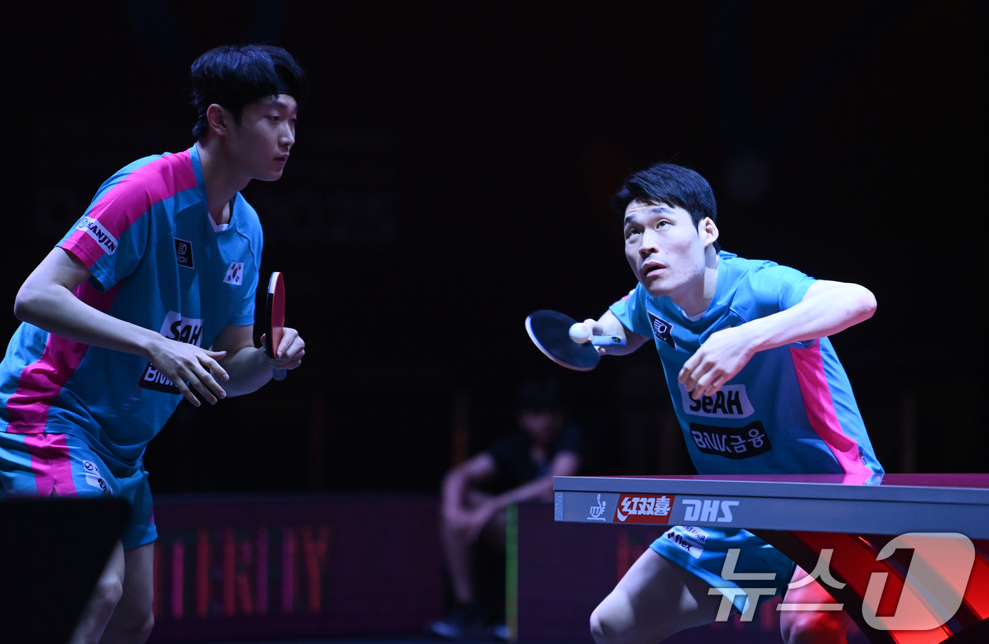 (서울=뉴스1) = 장우진(오른쪽), 조대성이 21일(현지시간) 카타르 도하 루사일 아레나에서 열린 2025 국제탁구연맹(ITTF) 세계선수권대회 남자복식 16강 중국 린가오위안 …