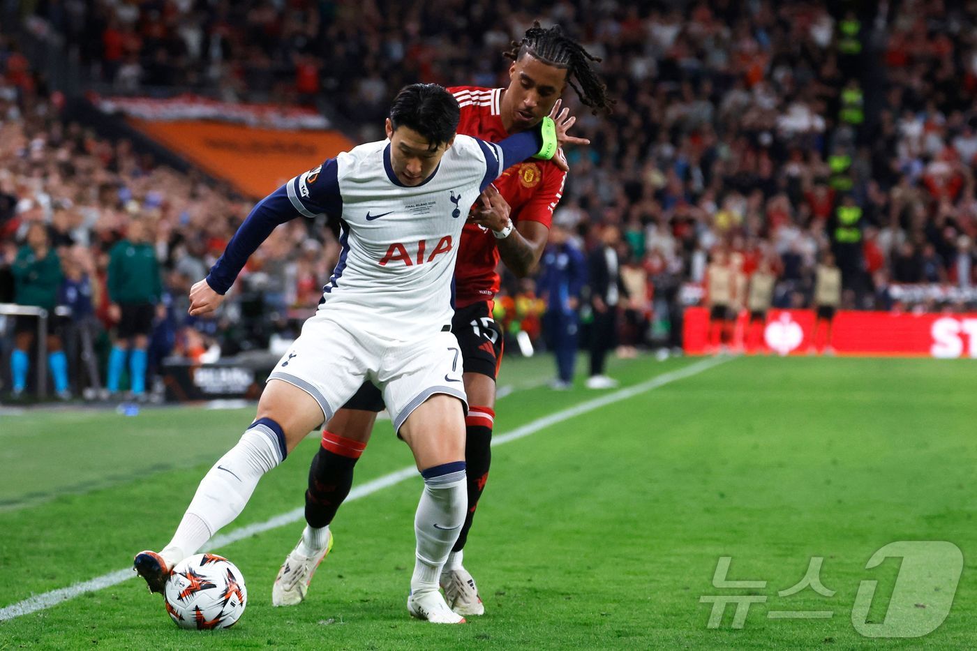 Tottenham Hotspur's South Korean forward #07 Son Heung-Min and Manchester United's French defender # …