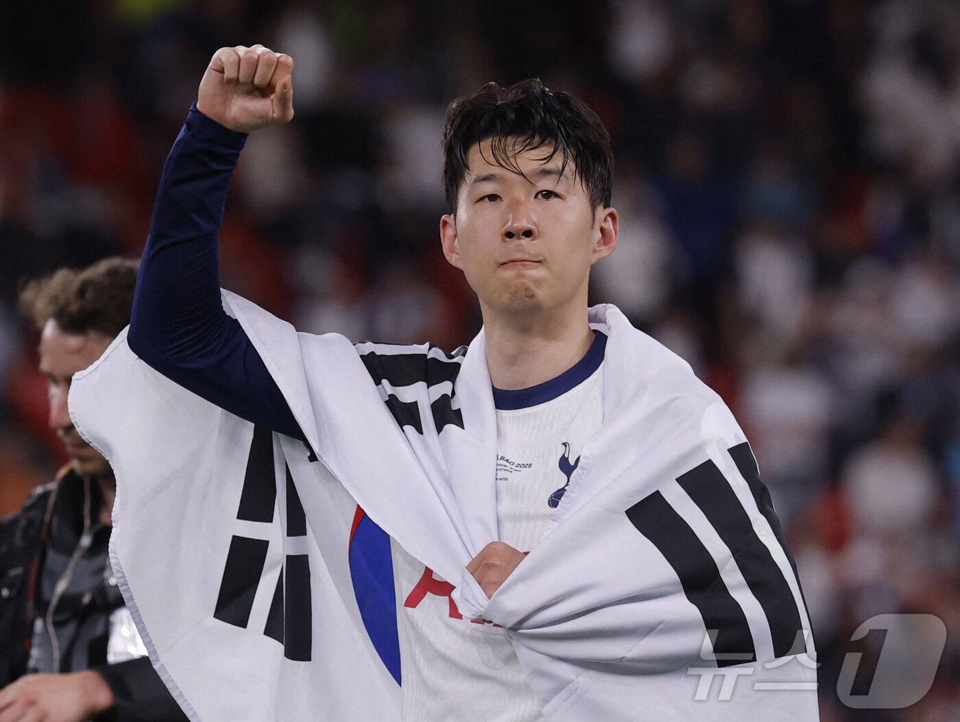 본문 이미지 - 토트넘 손흥민이 22일&#40;한국시간&#41; 스페인 빌바오 산 마메스 경기장에서 열린 2024-25 유럽축구연맹&#40;UEFA&#41; 유로파리그&#40;UEL&#41; 결승전 맨체스터 유나이티드와 경기에서 1대0 승리 후 우승을 확정짓고 기뻐하고 있다. 2025.5.22 ⓒ 로이터=뉴스1
