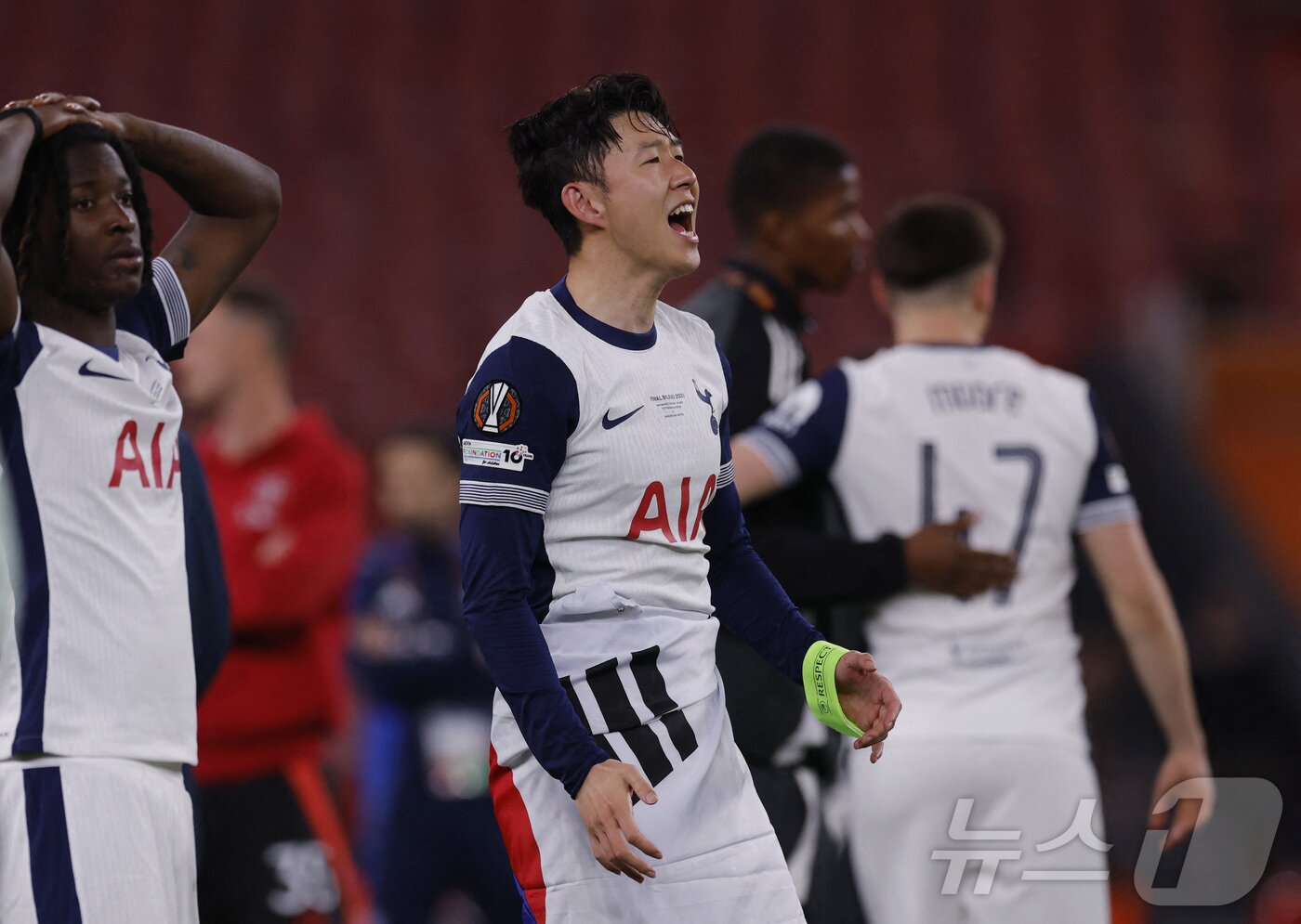 본문 이미지 - 토트넘 손흥민이 22일(한국시간) 스페인 빌바오 산 마메스 경기장에서 열린 2024-25 유럽축구연맹(UEFA) 유로파리그(UEL) 결승전 맨체스터 유나이티드와 경기에서 1대0 승리 후 우승을 확정짓고 기뻐하고 있다. 2025.5.22 ⓒ 로이터=뉴스1
