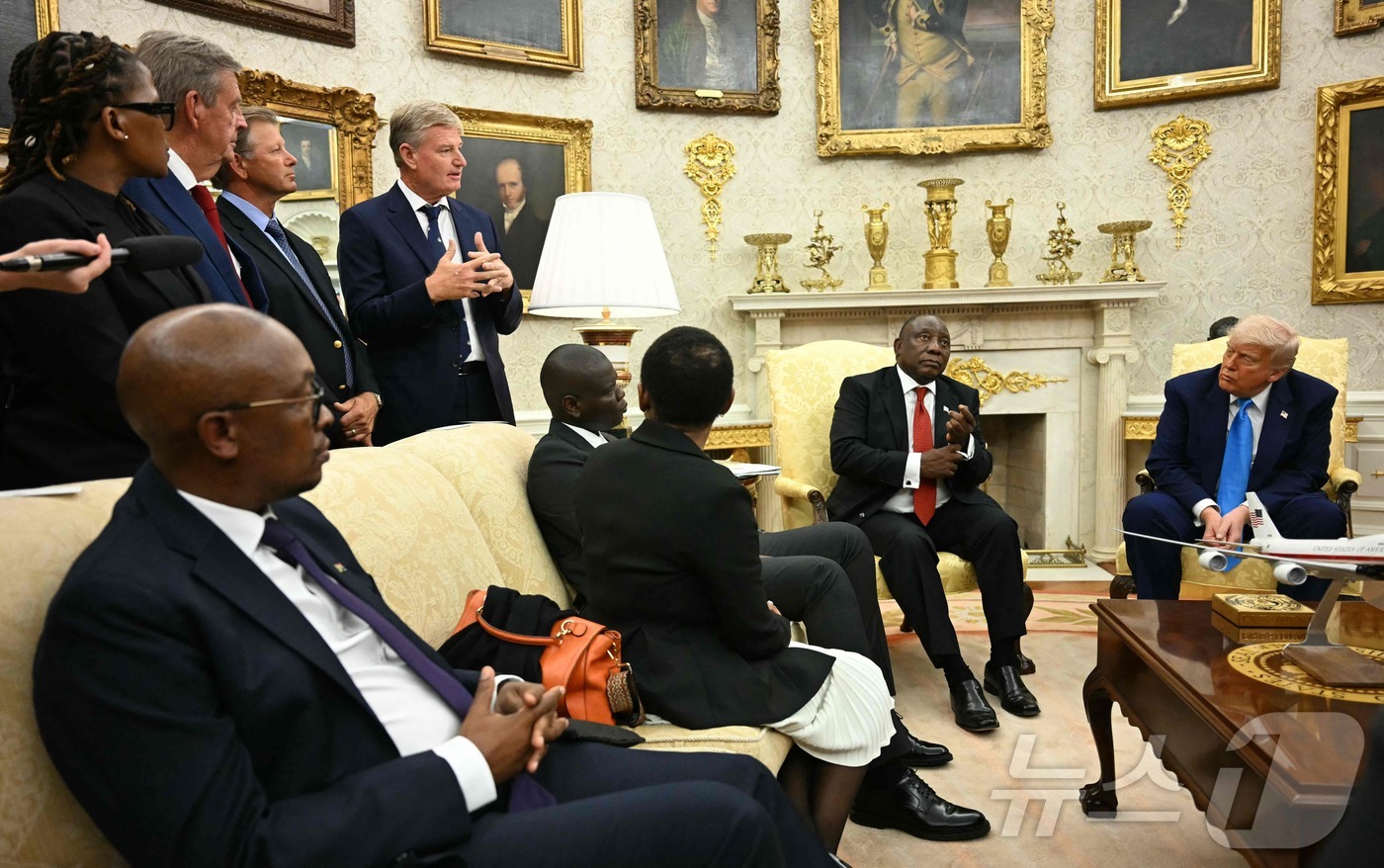 (AFP=뉴스1) 류정민 특파원 = 21일(현지시간) 미국 워싱턴DC에서 열린 도널드 트럼프 미국 대통령과 시릴 라마포사 남아공 대통령간 정상회담에서 남아공 출신 골퍼 어니 엘스가 …