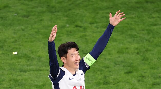 손흥민, 감격의 첫 우승