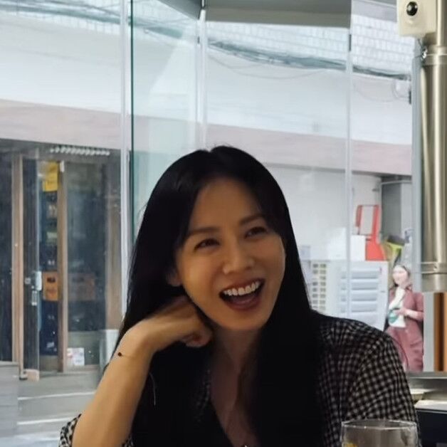'현빈♥' 손예진, 눈웃음 폭발…식당서 컵라면에 낮술 포착 [N샷]
