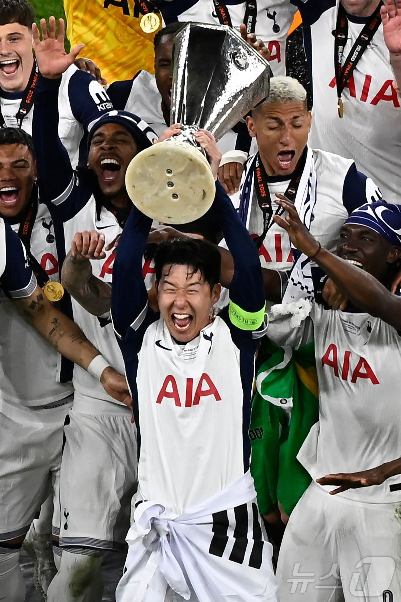 본문 이미지 - 토트넘의 손흥민이 21일&#40;현지시간&#41; 스페인 빌바오의 산 마메스 경기장에서 열린 UEFA 유로파 리그&#40;UEL&#41; 결승서 맨체스터 유나이티드&#40;맨유&#41;를 꺾은 뒤 생애 첫 우승 트로피를 들고 기뻐하고 있다. 2025.05.22 ⓒ AFP=뉴스1 ⓒ News1  