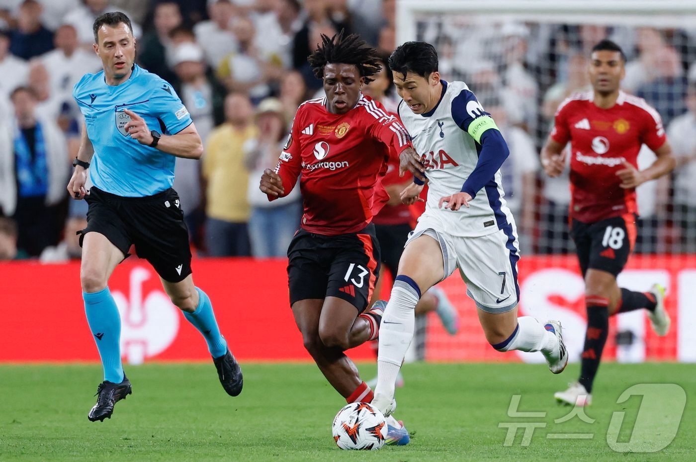 본문 이미지 - 토트넘의 손흥민이 21일&#40;현지시간&#41; 스페인 빌바오의 산 마메스 경기장에서 열린 UEFA 유로파 리그&#40;UEL&#41; 결승서 맨체스터 유나이티드&#40;맨유&#41;의 파트리크 도르구와 볼을 다투고 있다. 2025.05.22 ⓒ AFP=뉴스1 ⓒ News1 우동명 기자