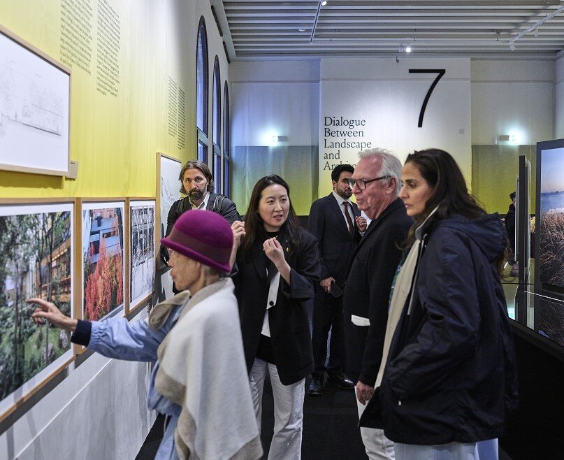 본문 이미지 - '이 땅에 숨 쉬는 모든 것을 위하여_정영선과 협업자들' 개막식 전경_ 왼쪽부터 조경가 정영선, 이지회 학예연구사, 건축가 데이비드 치퍼필드. (국립현대미술관 제공)
