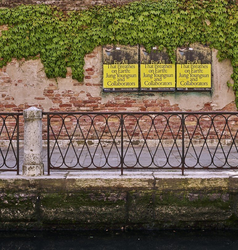 본문 이미지 - 베니스 도심에 부착된 '이 땅에 숨 쉬는 모든 것을 위하여_ 정영선과 협업자들' 전시 포스터. 사진_김용관. (국립현대미술관 제공)