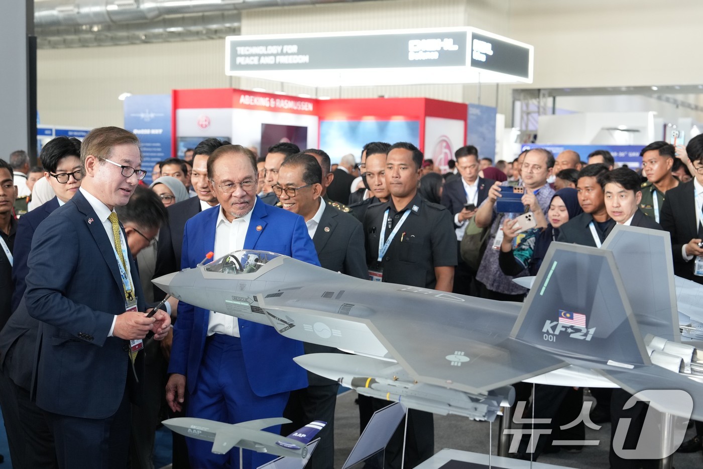 (서울=뉴스1) = 강구영 한국항공우주산업(KAI) 사장이 지난 20일(현지시간) 말레이시아 랑카위에서 열린 방산전시회 'LIMA 2025'에서 안와르 이브라힘 말레이시아 총리(왼 …