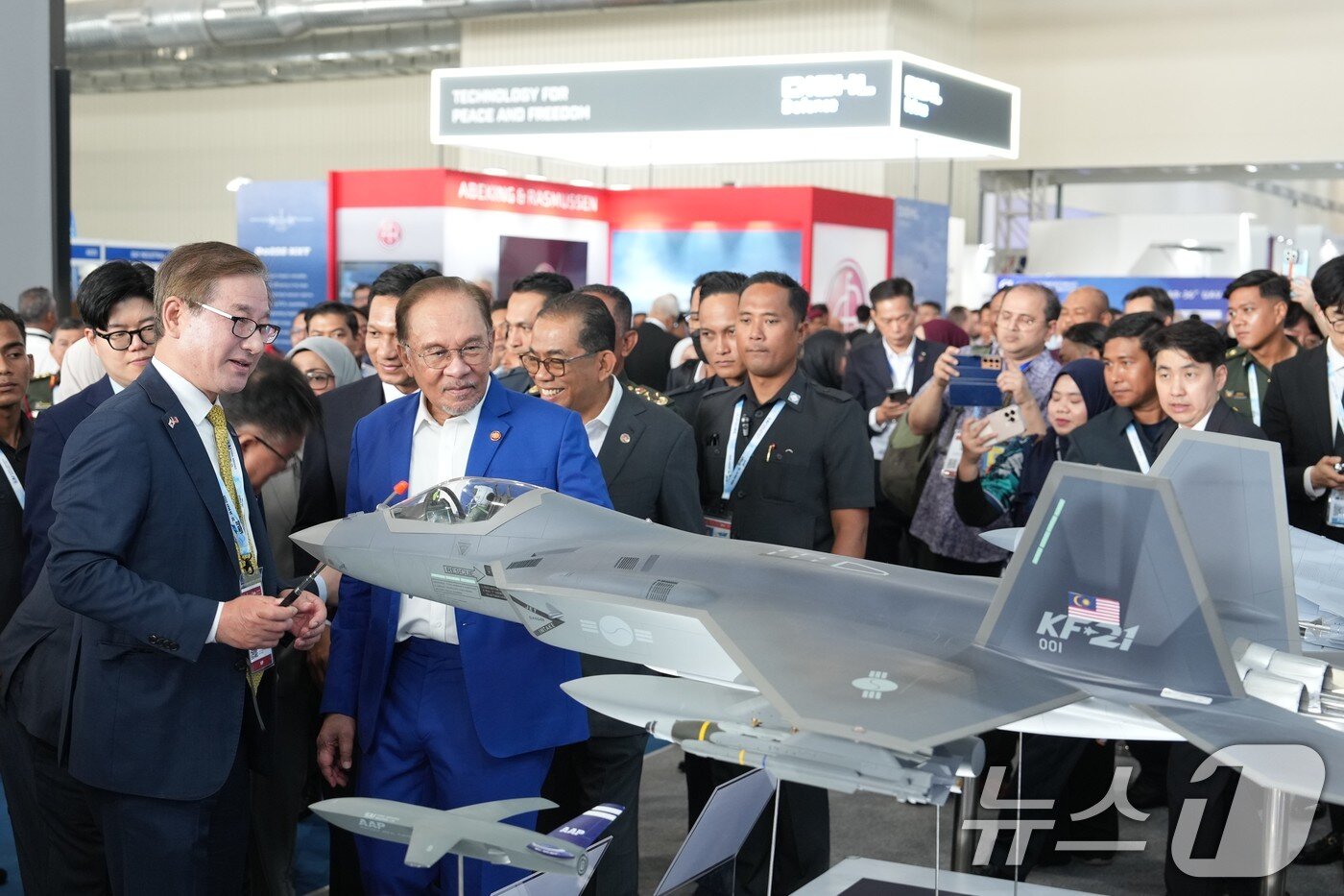 본문 이미지 - 강구영 한국항공우주산업&#40;KAI&#41; 사장이 지난 20일&#40;현지시간&#41; 말레이시아 랑카위에서 열린 방산전시회 &#39;LIMA 2025&#39;에서 안와르 이브라힘 말레이시아 총리&#40;왼쪽 두번째&#41;에게 국내에서 개발한 KF-21을 설명하고 있다. &#40;한국항공우주산업 제공. 재판매 및 DB 금지&#41; 2025.5.22/뉴스1