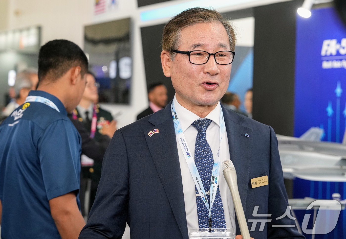 (서울=뉴스1) = 강구영 한국항공우주산업(KAI) 사장이 지난 21일(현지시간) 말레이시아 랑카위에서 열린 방산전시회 'LIMA 2025'에서 인터뷰를 하고 있다. (한국항공우주 …