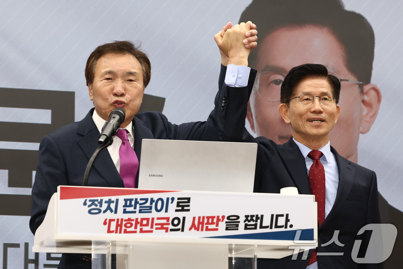 본문 이미지 - 손학규 전 바른미래당 대표가 22일 오전 서울 여의도 국민의힘 중앙당사에서 김문수 대통령 후보의 손을 맞잡고 지지 선언을 하고 있다. 2025.5.22/뉴스1 ⓒ News1 김민지 기자