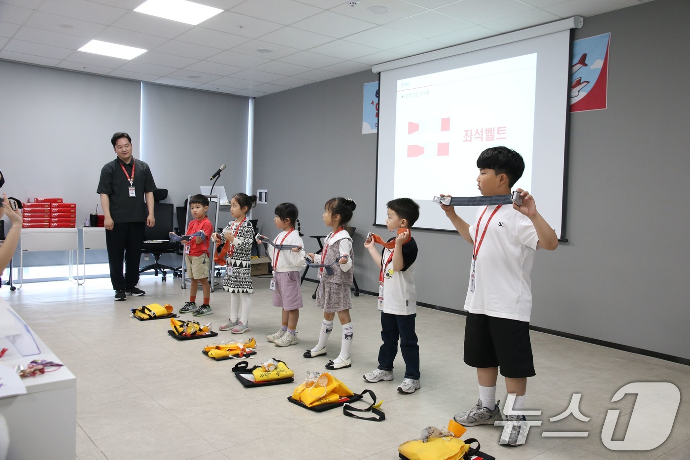 (서울=뉴스1) = 이스타항공은 지난 20일과 21일 가정의 달을 맞아 임직원 자녀를 초청해 '안전 문화 체험 행사'를 진행했다고 22일 밝혔다.이스타항공 임직원 자녀들이 객실 승 …