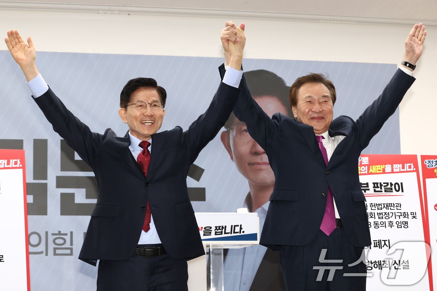 (서울=뉴스1) 김민지 기자 = 손학규 전 바른미래당 대표(오른쪽)가 22일 오전 서울 여의도 국민의힘 중앙당사에서 김문수 대통령 후보 지지를 선언한 후 함께 손을 맞잡아 들고 있 …