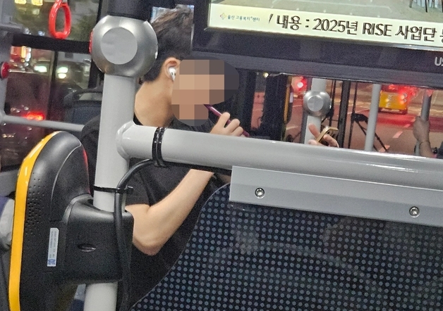 "버스에서 양치질까지"…승객 항의에도 계속한 남학생, 울산 발칵