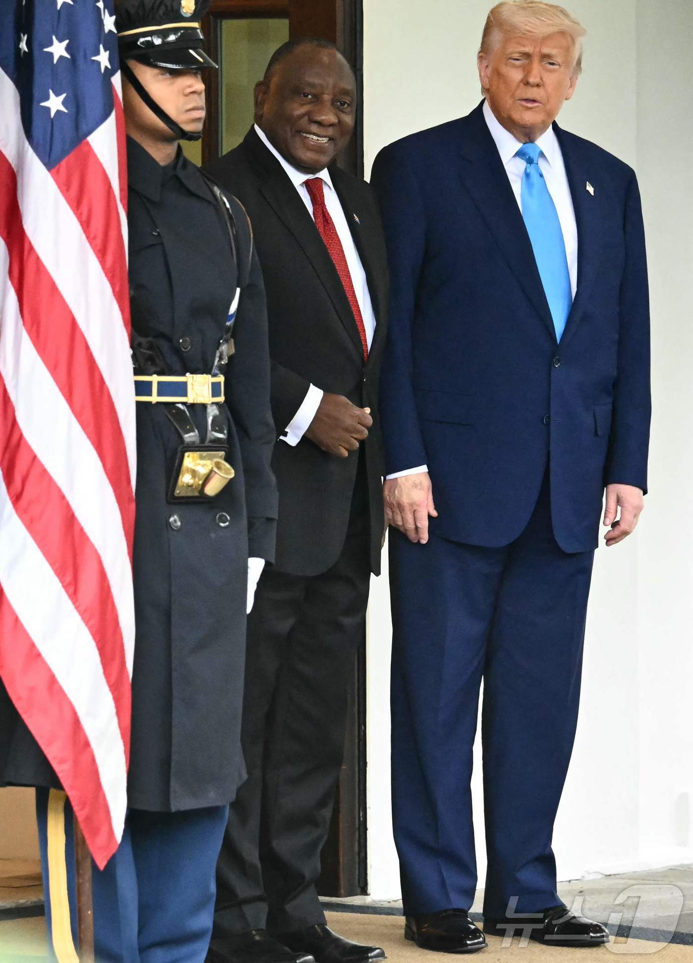 (워싱턴 AFP=뉴스1) 우동명 기자 = 도널드 트럼프 미국 대통령이 21일(현지시간) 워싱턴 백악관에 도착한 시릴 라마포사 남아프리카 공화국 대통령을 환영하고 있다. 2025.0 …